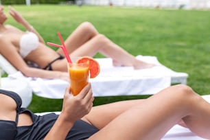 Zwei Freundinnen im Spa-Resort verbringen die Sommerferien mit einem Cocktail.