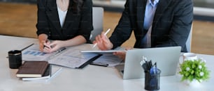 Foto cortada de um empresário em um processo formal em seu escritório discutindo um contrato financeiro com seu advogado profissional pessoal.