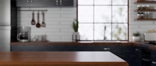 Moderne Vintage-Kücheninsel aus Holz mit Montageraum über einem verschwommenen zeitgenössischen Vintage und dunkel getöntem Kücheninterieur. 3D-Rendering, 3D-Illustration