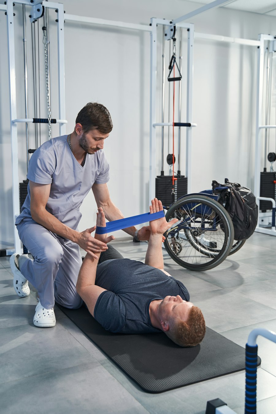 Fisioterapeuta con paciente en rehabilitación