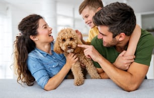 Família jovem feliz se divertindo, brincando juntos em casa. Conceito de infância feliz