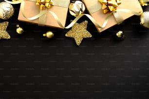 Schwarzer Weihnachtshintergrund mit Geschenkboxen und festlicher Weihnachtsdekoration. Luxus-Weihnachtskartendesign, elegantes Neujahrsbanner. Flache Lage, Draufsicht.