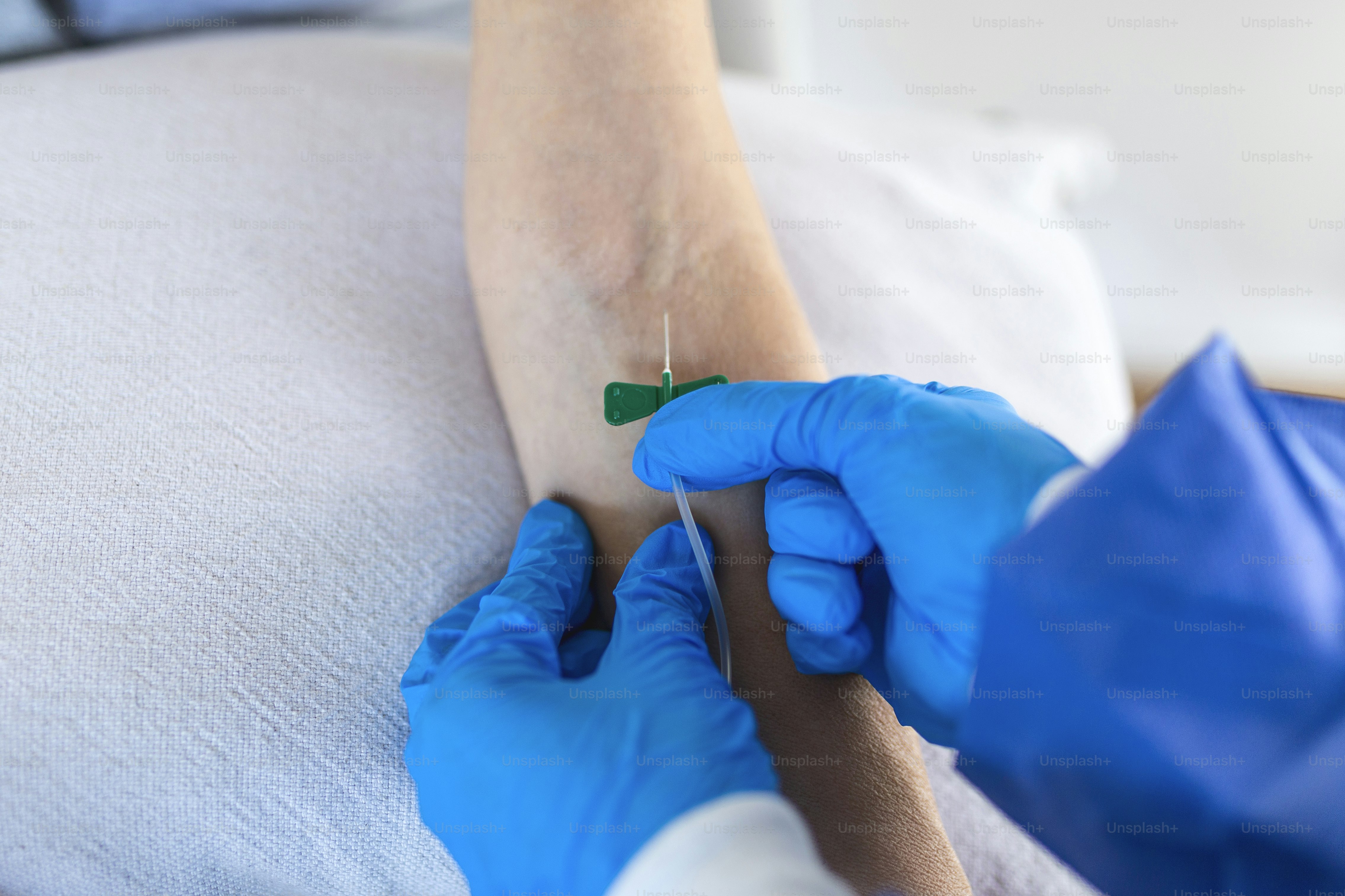 Manos de un cuidador sosteniendo con ternura la mano de un paciente mayor, simbolizando apoyo y compasión.