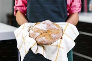 junge Latinerin hält ein Stück Brot in der Küche in Mexiko Lateinamerika