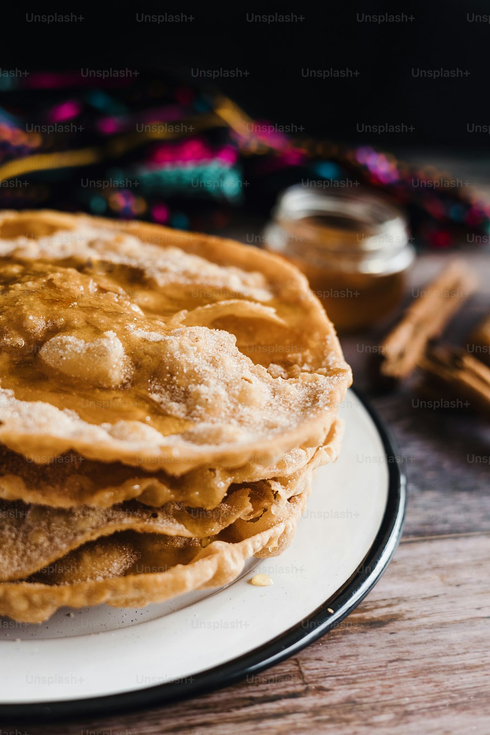 メキシコのブニュエロスのレシピとメキシコのクリスマスの伝統的なデザートの材料