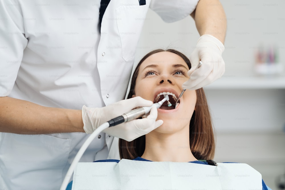 虫歯予防の概要、歯科用スケーリング手順中の歯科医の椅子にいる女の子、ヘルシースマイル。