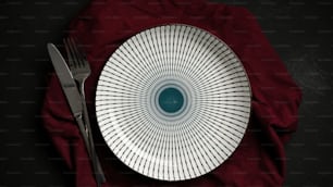 Prato de cerâmica vazio com talheres e guardanapo na mesa de jantar. recipiente de alimentos. configuração da tabela. vista superior, flat lay