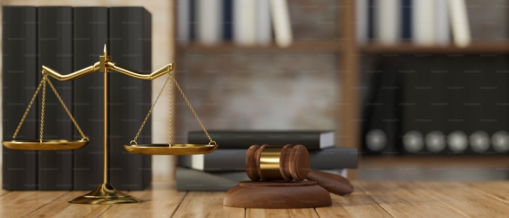 Martelletto del giudice e bilancia del modello di giustizia su scrivania di legno su sfondo sfocato dell'ufficio dell'avvocato. Rendering 3D, illustrazione 3D