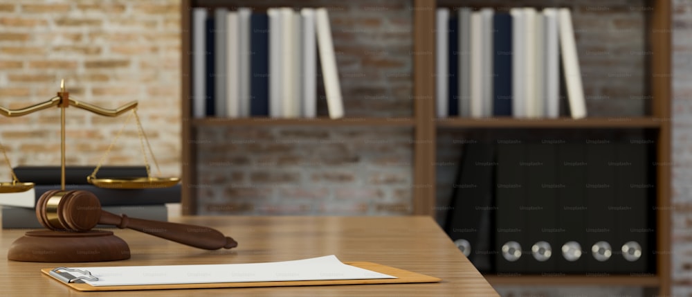 Anwaltsbüro mit Richterhammer, Justizwaagen und Klemmbrettpapier auf dem Schreibtisch über verschwommenem Bücherregal im Hintergrund. Justiz- und Rechtskonzept. 3D-Rendering, 3D-Illustration
