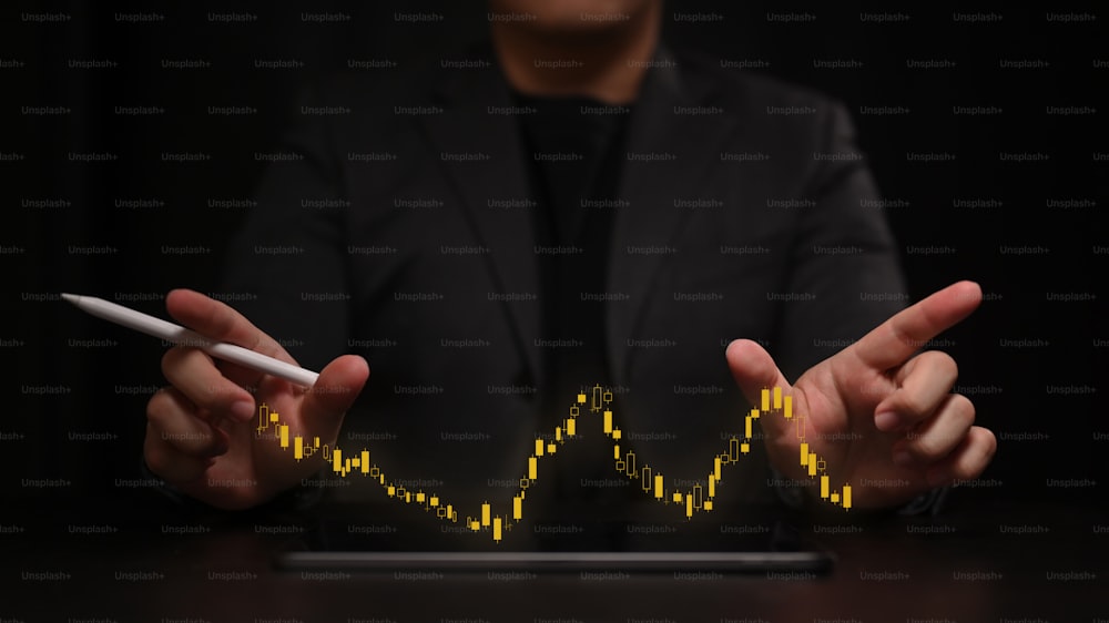 Hombre de negocios que usa una tableta digital y muestra un creciente holograma virtual de estadísticas. Mercado de valores, crecimiento empresarial y concepto de estrategia.