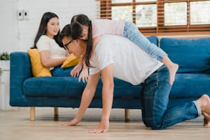 Papa de famille asiatique heureux et joyeux, maman et fille s’amusent à jouer aux félicitations avec l’anniversaire à la maison.