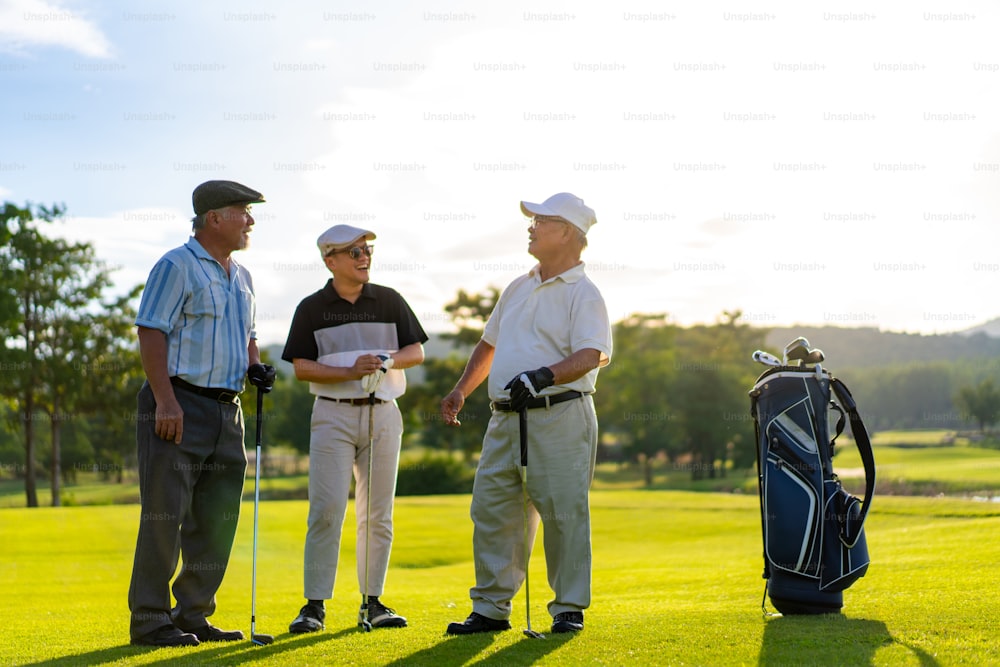 4K Group of Asian People Geschäftsmann und Senior CEO genießen Outdoor-Sport Lifestyle Golf zusammen im Golf Country Club. Gesunde Männer Golfer schütteln Hand nach Beendigung des Spiels auf dem Golfplatz in den Sommerferien