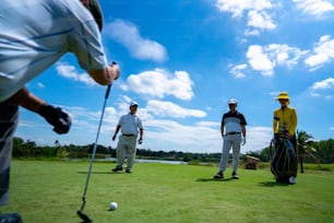 カントリークラブで一緒にゴルフフェアウェイのホールの近くでゴルフをしているアジア人のビジネスマンとシニアCEOのグループ。健康な高齢の男性ゴルファーは、友人と屋外ゴルフスポーツやレジャー活動を楽しんでいます。