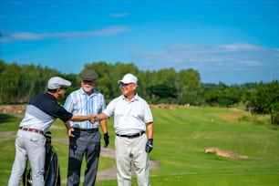 Grupo 4K de pessoas asiáticas empresário e CEO sênior desfrutar de estilo de vida esporte ao ar livre jogando golfe juntos no clube de golfe do país. Homens saudáveis golfista apertando a mão depois de terminar o jogo no campo de golfe nas férias de verão