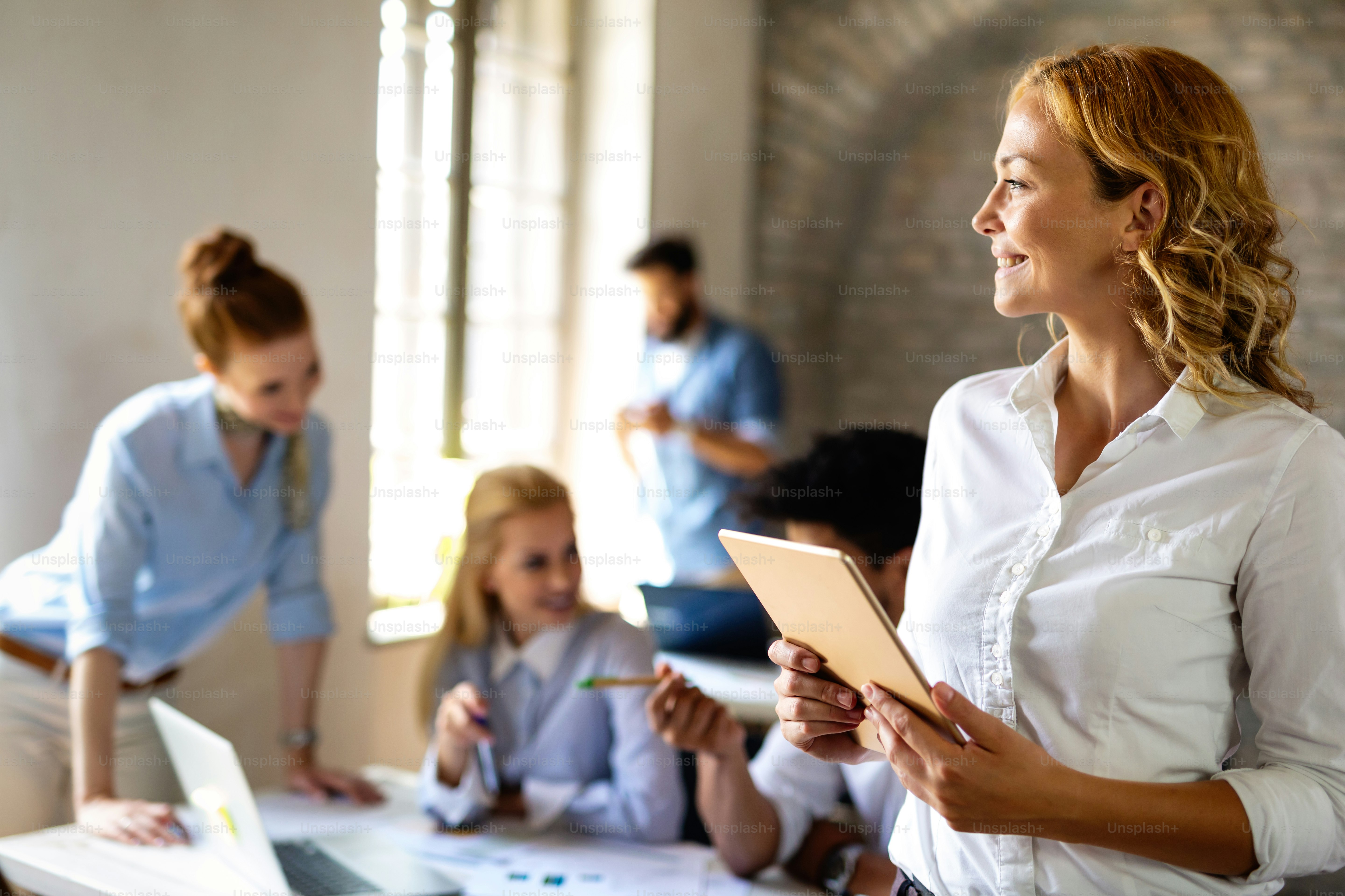 Gruppe multiethnischer Geschäftsleute, die als Team im Büro arbeiten. Teamwork-Konzept der Startup-Finanzierung