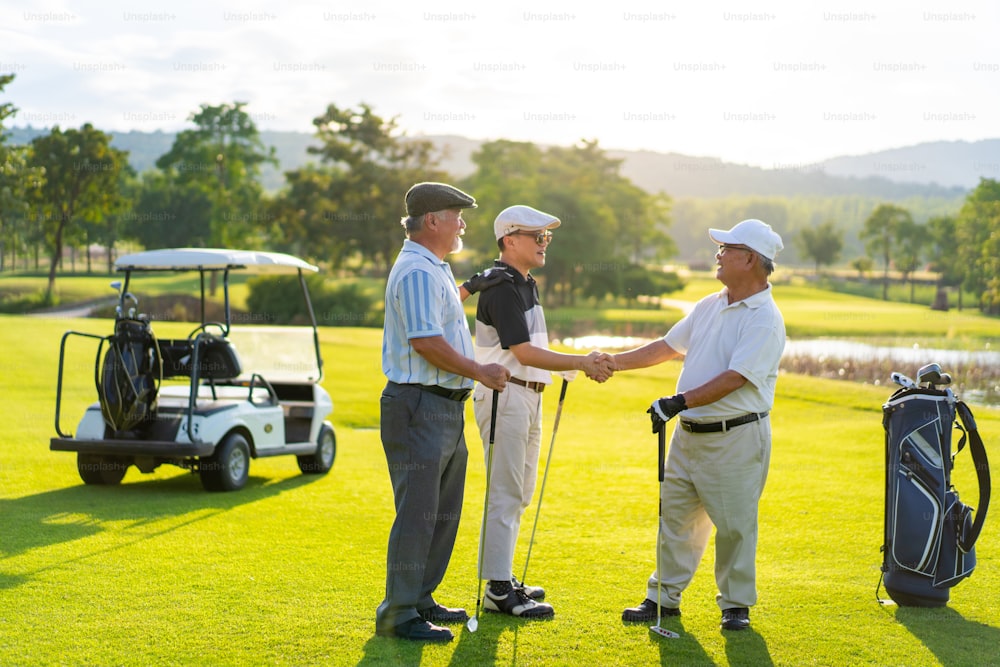 アジア人のビジネスマンとシニアCEOの4Kグループは、ゴルフカントリークラブで一緒にアウトドアスポーツのライフスタイルゴルフを楽しんでいます。夏休みにゴルフ場で試合終了後に握手する健常男性ゴルファー