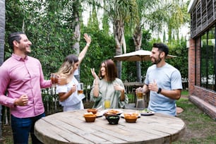 Grupo de Jóvenes Amigos Latinos Reunión Para Cerveza, Michelada Bebidas Y Comida Mexicana Haciendo Un Brindis En La Terraza Del Restaurante En México Latinoamérica