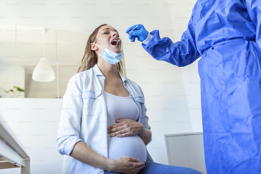 コロナウイルスCOVID-19 PCR検査、妊婦の鼻NPおよび口腔OPスワブ検体採取プロセス、ウイルスrt-PCR DNA手順を実行する個人用保護具を着用した医師