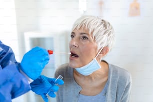 Médico em uso de equipamento de proteção individual realizando um teste de PCR Coronavírus COVID-19, NP nasal do paciente e processo de coleta de amostra de swab oral OP, procedimento de diagnóstico de DNA rt-PCR viral
