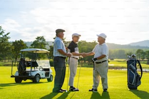 Grupo 4K de pessoas asiáticas empresário e CEO sênior desfrutar de estilo de vida esporte ao ar livre jogando golfe juntos no clube de golfe do país. Homens saudáveis golfista apertando a mão depois de terminar o jogo no campo de golfe nas férias de verão