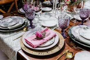 montaje de mesa con flores, vasos y platos en mesa decorada para recepción de bodas en terraza latinoamérica