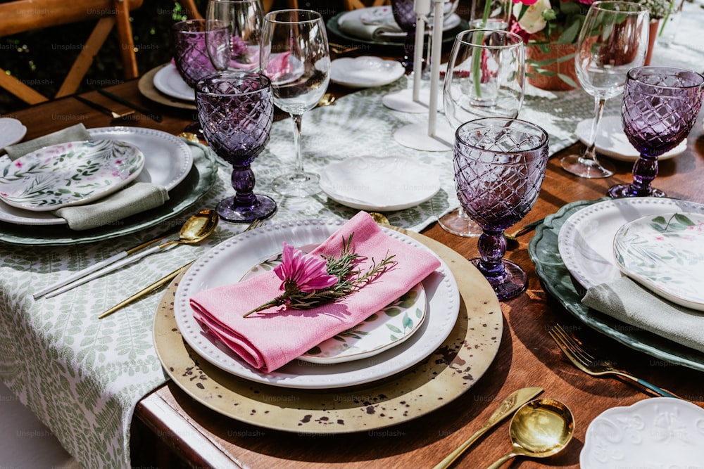 Tischdekoration mit Blumen, Gläsern und Tellern auf dem Tisch dekoriert für Hochzeitsempfang auf der Terrasse Lateinamerika