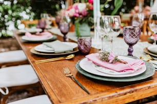 Tischdekoration mit Blumen, Gläsern und Tellern auf dem Tisch dekoriert für Hochzeitsempfang auf der Terrasse Lateinamerika