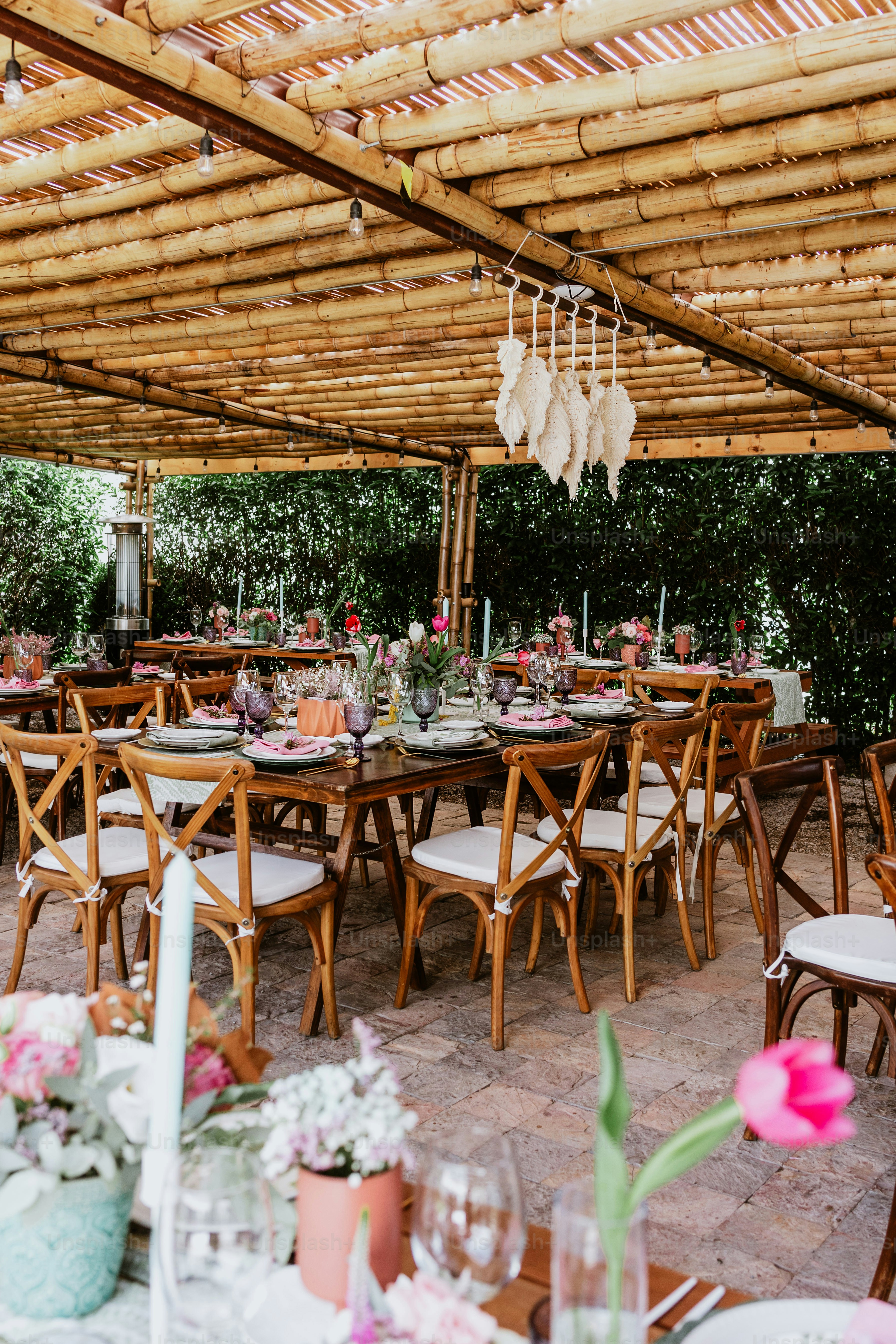 terrazza con tavoli allestiti con fiori e piatti su tavola decorata per Ricevimento di Nozze in America Latina