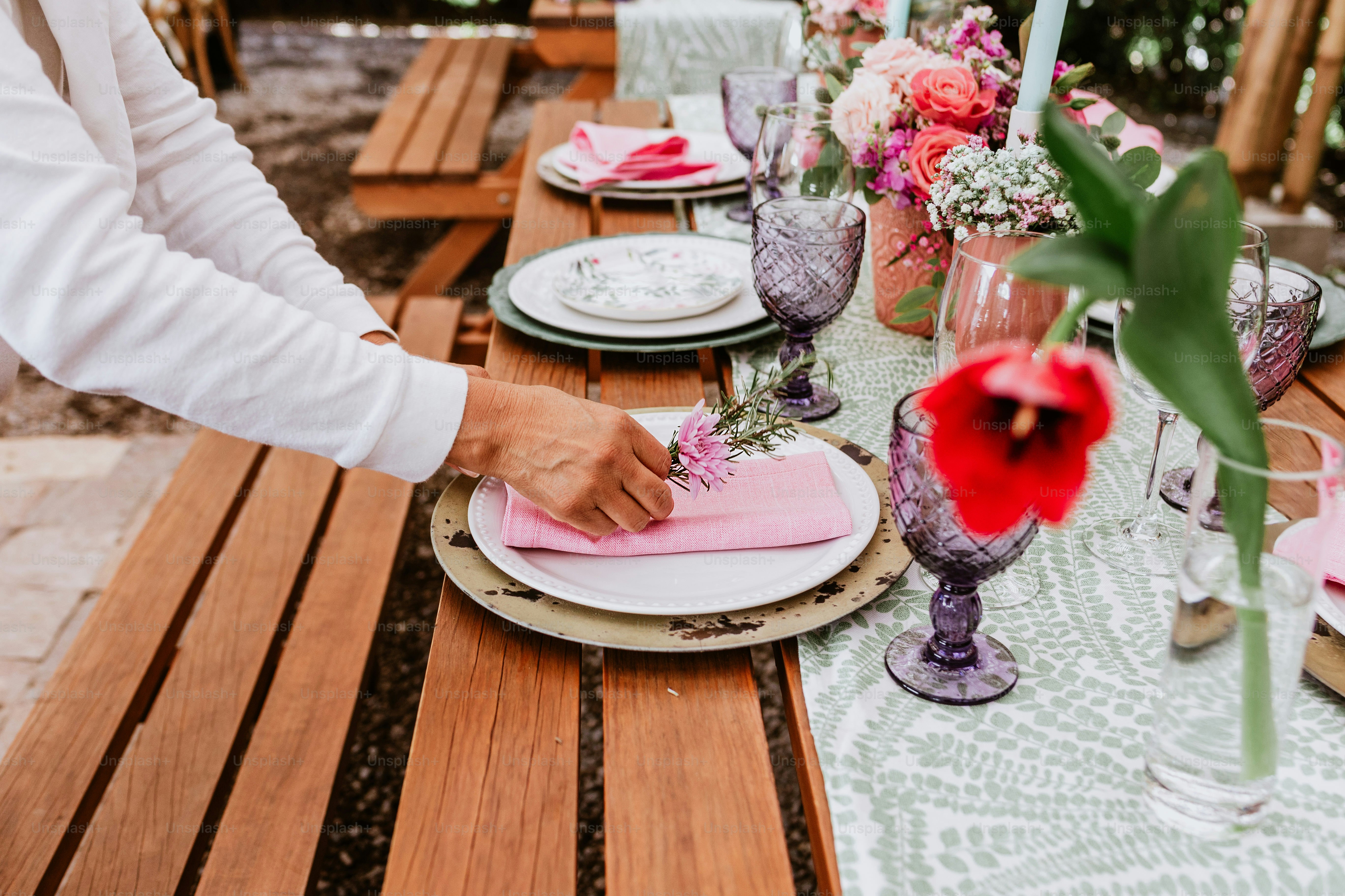allestimento della tavola con fiori, bicchieri e piatti sulla tavola decorata per il ricevimento di nozze in terrazza America Latina