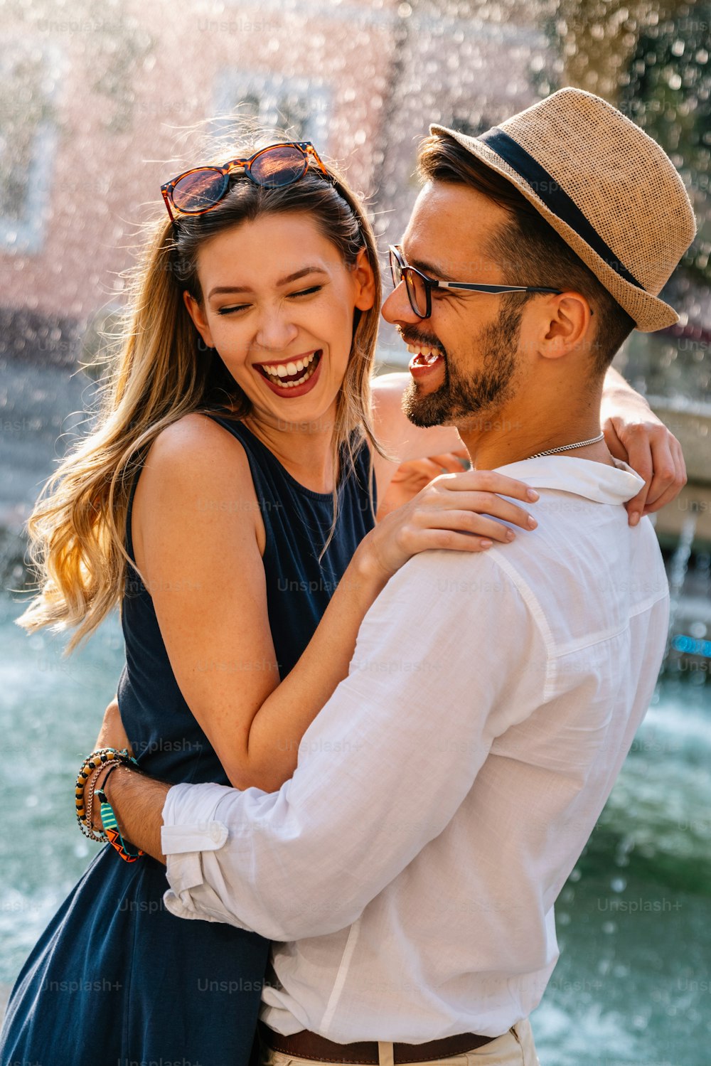 Retrato de una pareja joven feliz que tiene una cita y se divierte en vacaciones. La gente viaja por el concepto de felicidad.