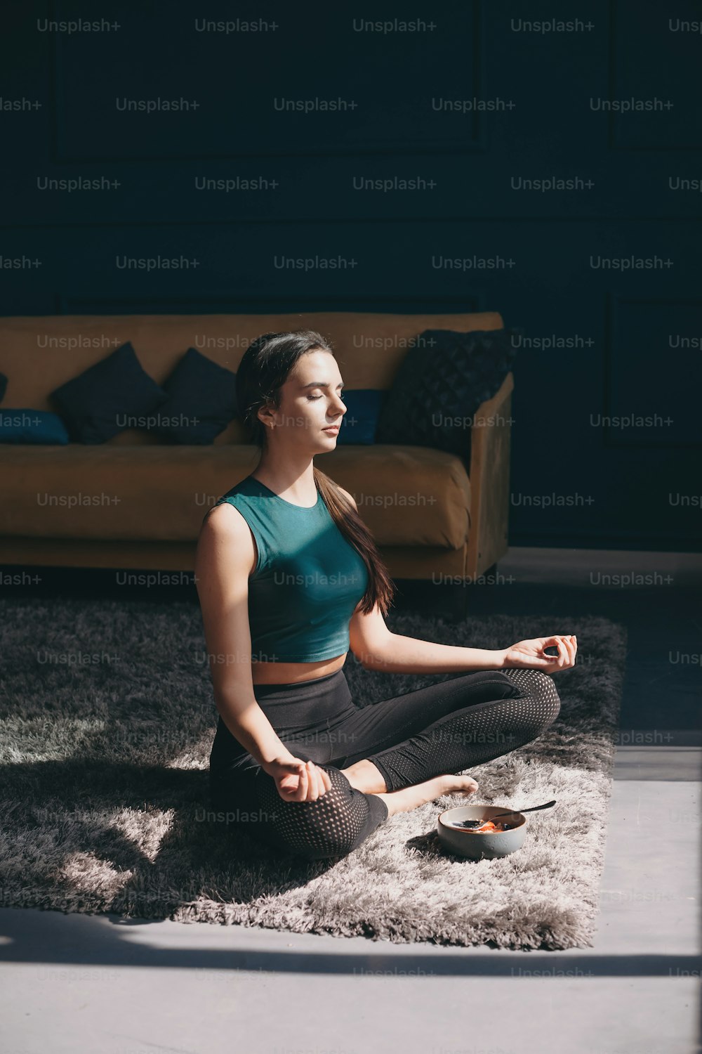 Kaukasische Frau, die zu Hause Yoga praktiziert, sitzt mit geschlossenen Augen auf Teppich und atmet frische Luft. Kein stressfrei. Lotus-Position. Meditationspraxis.