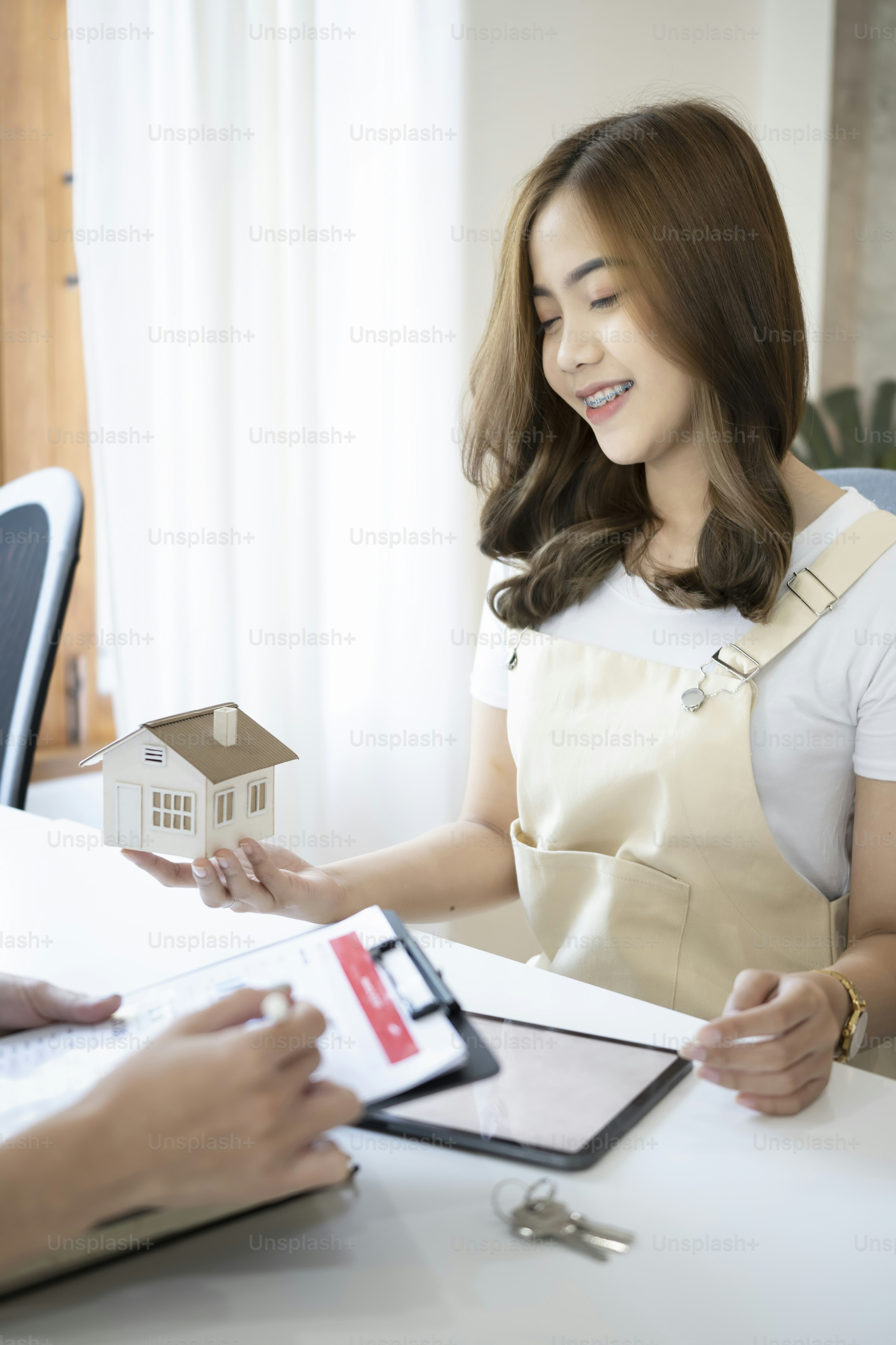 L'agente immobiliare offre la proprietà della casa e l'assicurazione sulla vita alla giovane donna