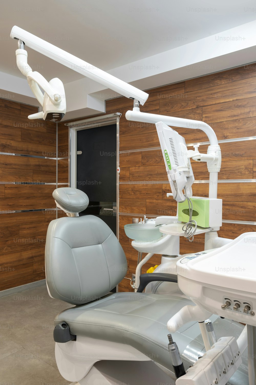 Diseño interior de consultorio dental contemporáneo con equipos e instrumentos en clínica. Sector de Estomatología. Medicina oral. Gabinete de ortodoncia