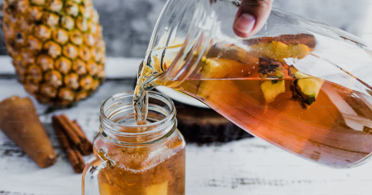 Foto Bebida de piña fermentada mexicana de tepache y mano sosteniendo ...