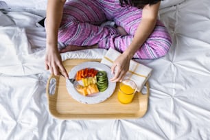 멕시코 라틴 아메리카의 집에서 침대에서 아침 식사를 즐기는 젊은 라틴 여성