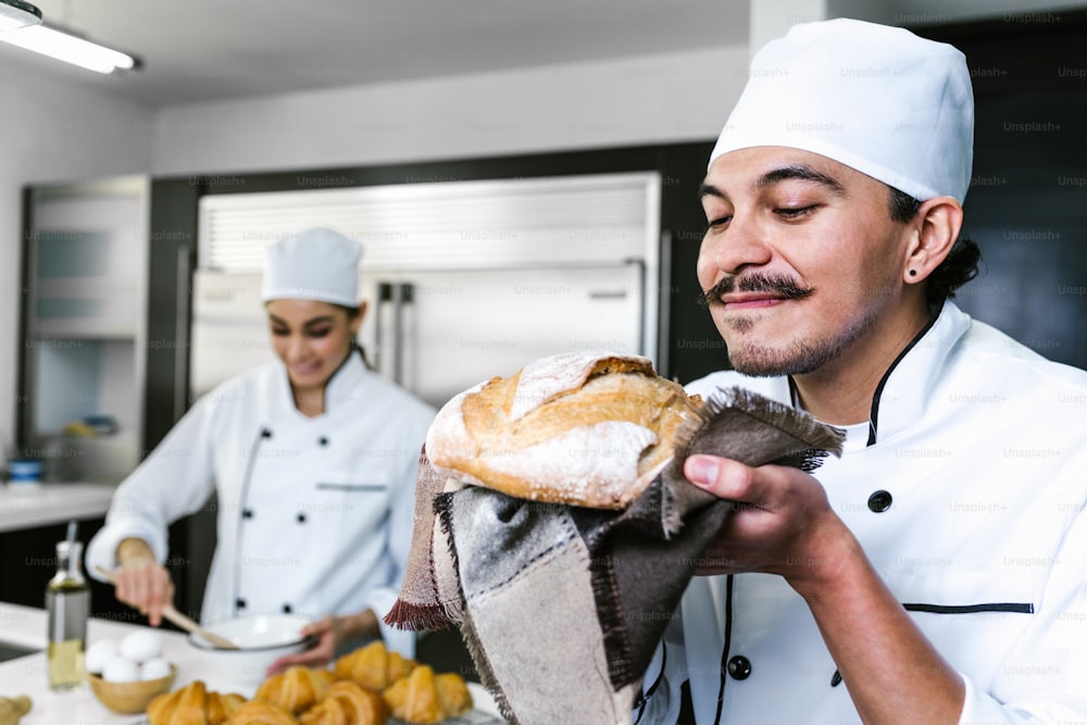 jovem homem latino padeiro e assando pão no forno na cozinha no México América Latina