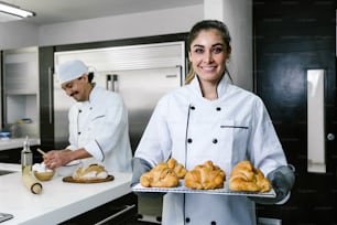 jeune femme latine cuisant du pain croissant au four dans la cuisine au Mexique Amérique latine