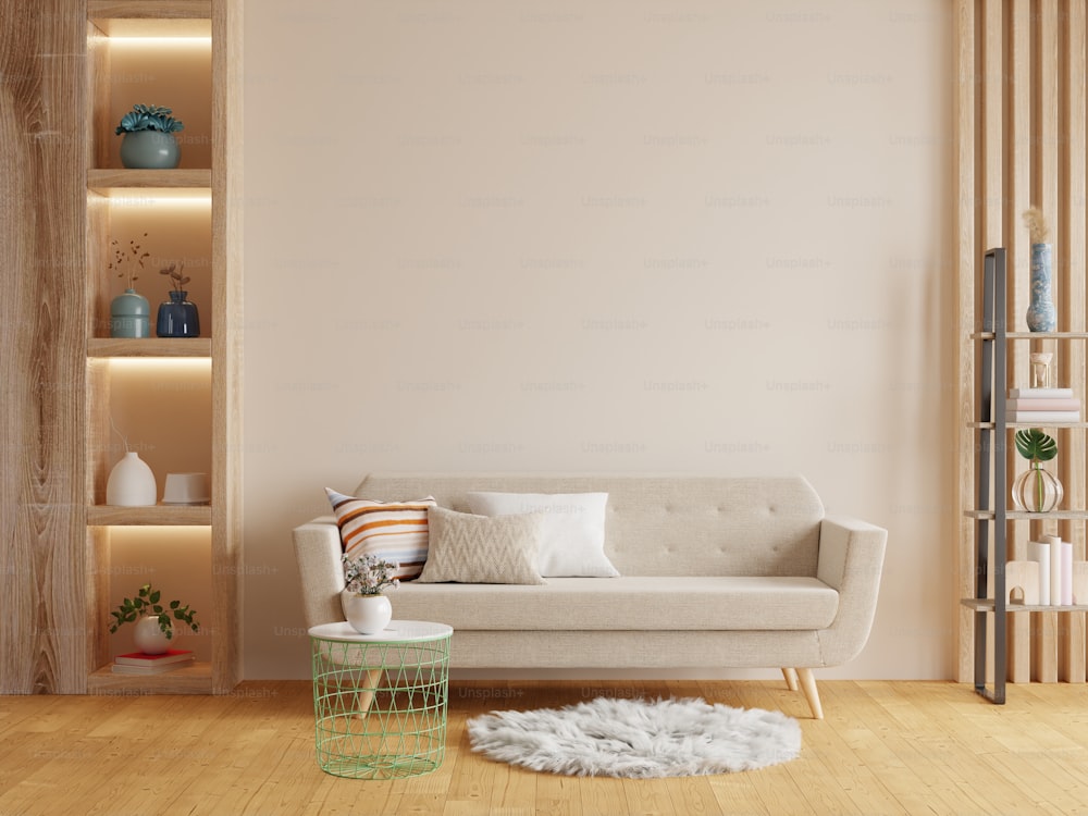 Mockup interno soggiorno con divano su sfondo parete color crema vuoto.3D rendering