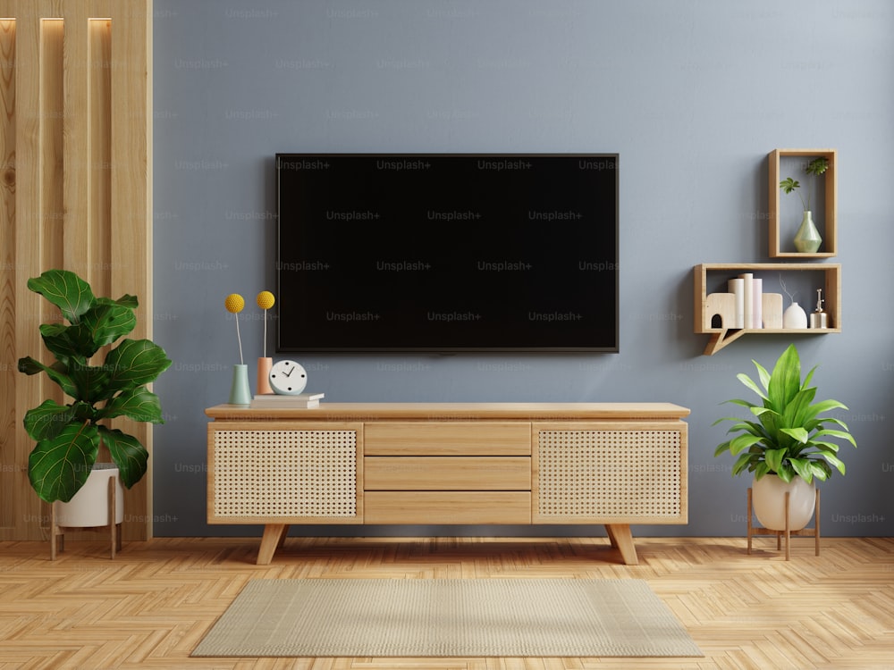 Dunkelblauer Wandhintergrund, modernes Wohnzimmerdekor mit TV und Schrank.3d Rendering