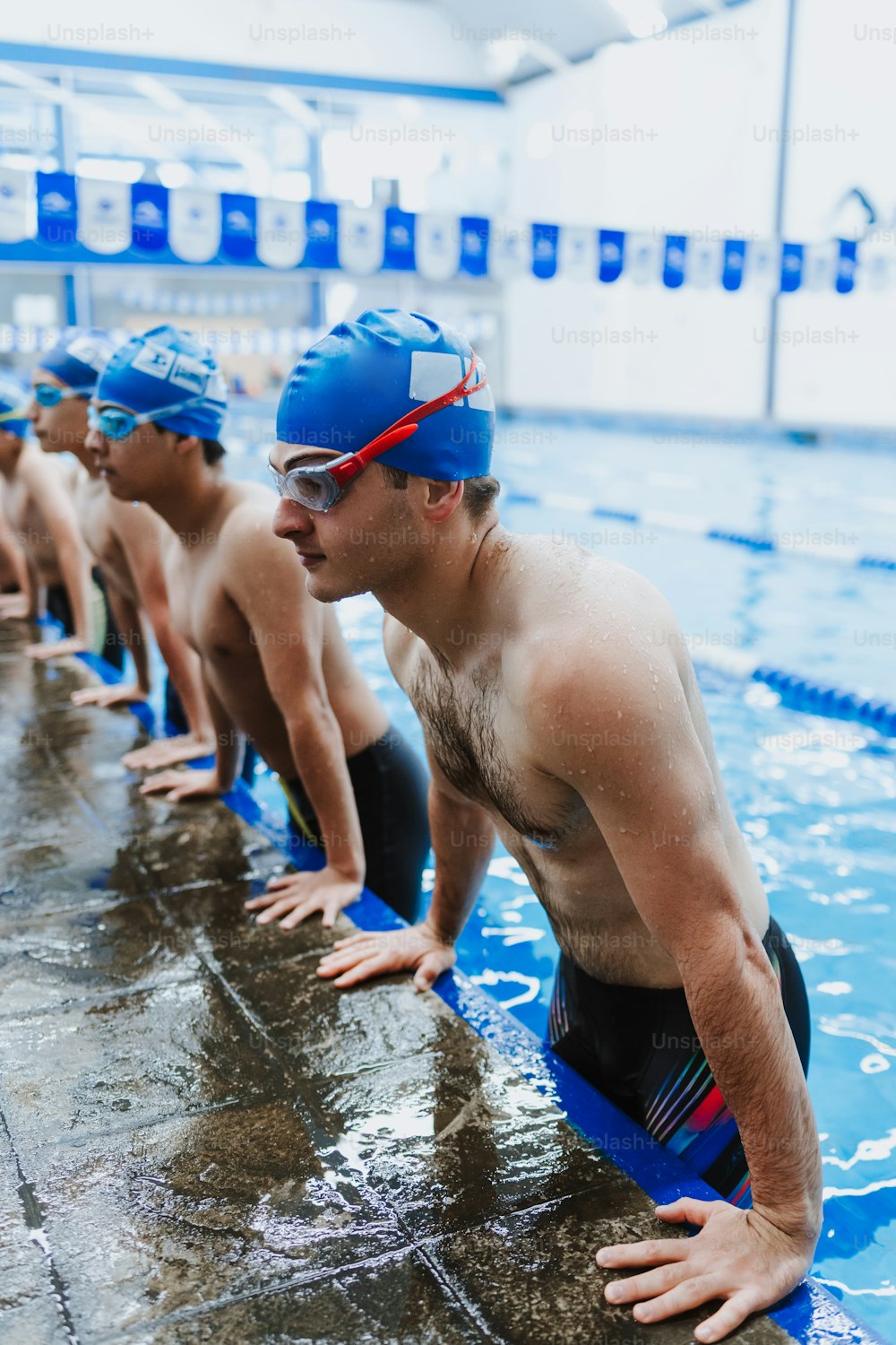멕시코 라틴 아메리카의 수영장에서 수영 훈련에서 모자와 고글을 쓴 라틴 청년 수영 선수