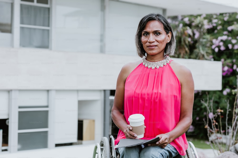 retrato de mujer latina transgénero en la terraza de la oficina en México América Latina