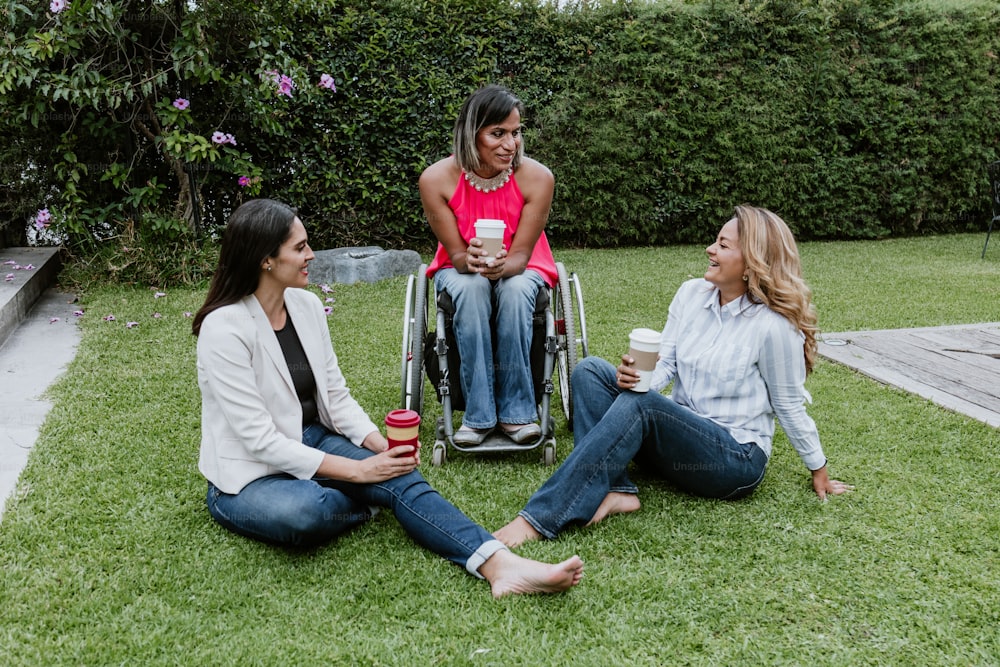 Lateinamerikanische Geschäftsfrau Transgender auf Rädern Stuhl und Freunde sitzen auf Gras und meditieren im Terrassenbüro in Mexiko Lateinamerika