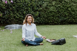 femme d’affaires latine assise sur l’herbe et méditant au bureau de la terrasse au Mexique Amérique latine