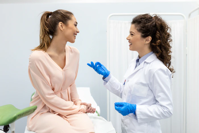 Médica em consulta de prática clínica de Especialização em Rejuvenescimento Íntimo e Estética Genital — Instituto Lapidare