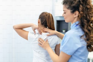Fisioterapeuta fazendo tratamento de cura nas costas das mulheres. Paciente com dor nas costas, tratamento, médico, síndrome de massoterapeuta.office