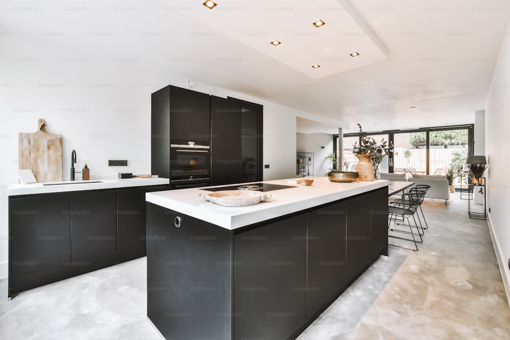 Stilvolle Küche mit schwarzem Küchenset und weißer Arbeitsplatte