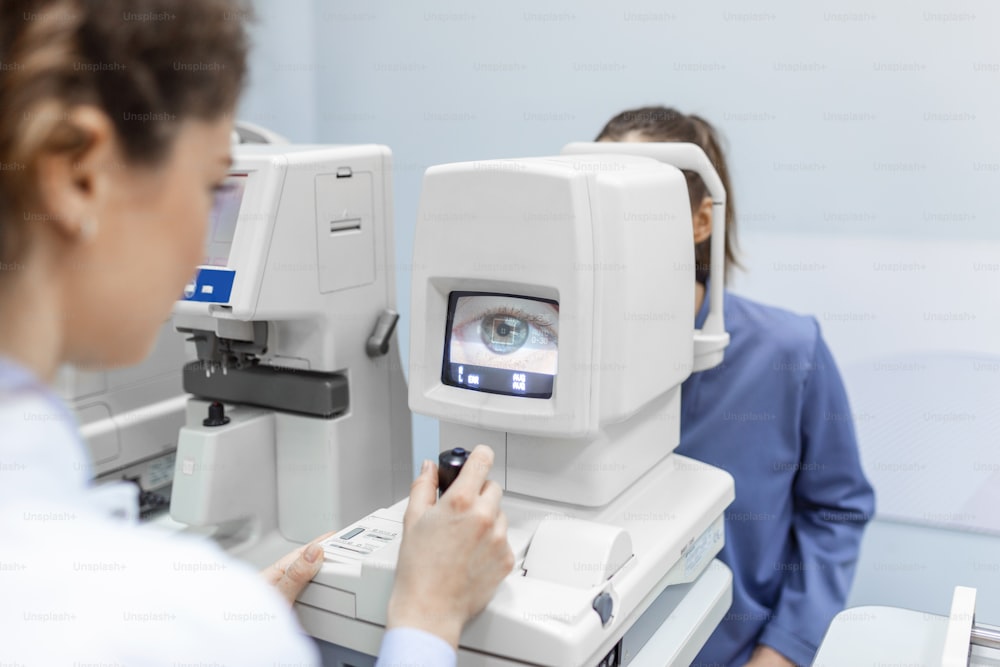 Arzttests für Augen mit speziellen optischen Geräten in der modernen Klinik. Augenarzt untersucht die Augen eines Patienten mit einem digitalen Mikroskop während einer ärztlichen Untersuchung in der Augenarztpraxis