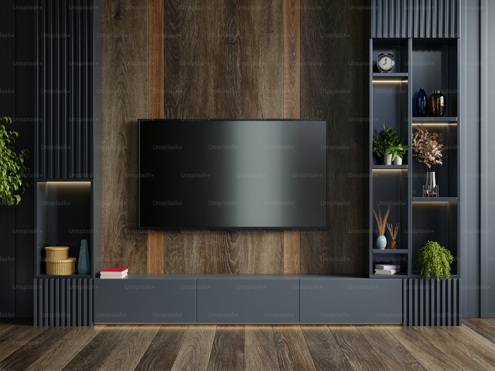 어두운 벽 배경에 장식된 현대적인 거실의 나무 벽걸이 TV.3D 렌더링