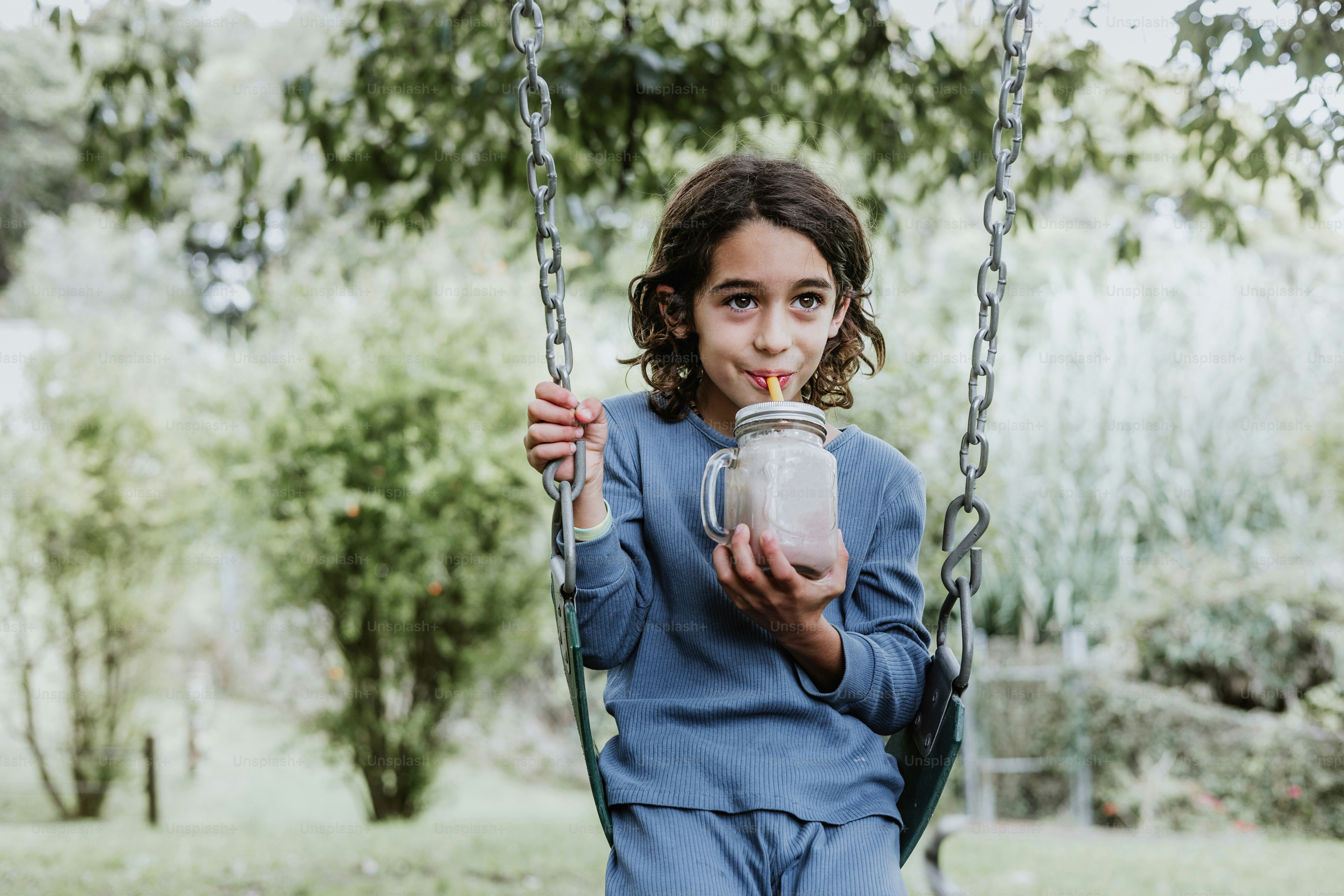 Piccolo ragazzo ispanico che beve frullato di latte al cioccolato in  Messico America Latina foto – Immagine di Parco su Unsplash, image size:3000x2000