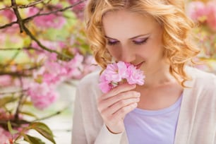 Jeune belle femme devant un arbre en fleurs